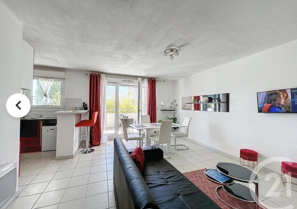 un salon avec un canapé et une table dans l'établissement appt 2 chambres, à Montpellier