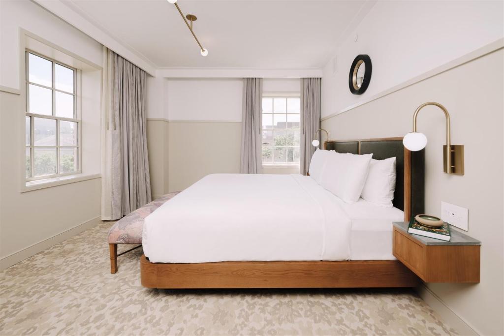 Postel nebo postele na pokoji v ubytování Hotel Heron Old Town Alexandria