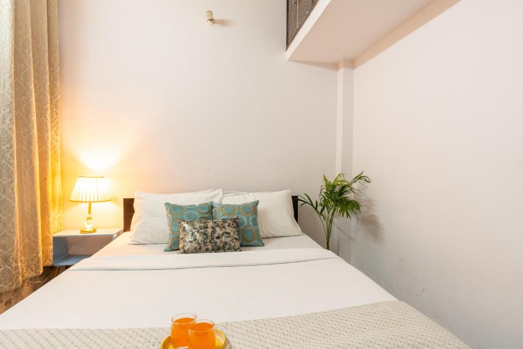 Postel nebo postele na pokoji v ubytování Homlee-Best value 1BHK-Ground Floor-Vaishali Metro