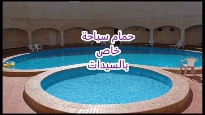 Bazén v ubytování فيلا صف اول بحر بقرية اندلسية بمرسى مطروح nebo v jeho okolí