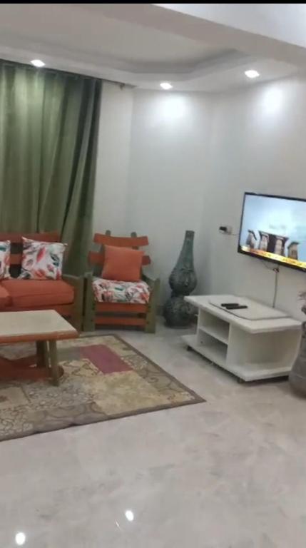 TV a/nebo společenská místnost v ubytování فيلا صف اول بحر بقرية اندلسية بمرسى مطروح
