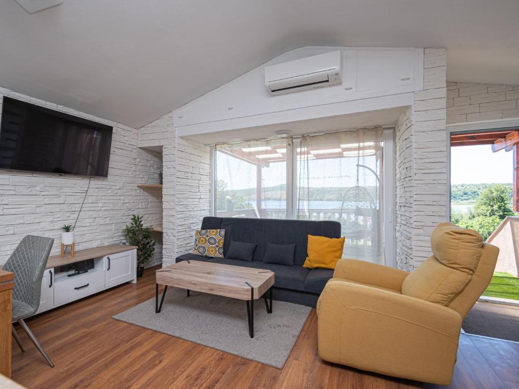 TV a/nebo společenská místnost v ubytování Apartment Dalmatino