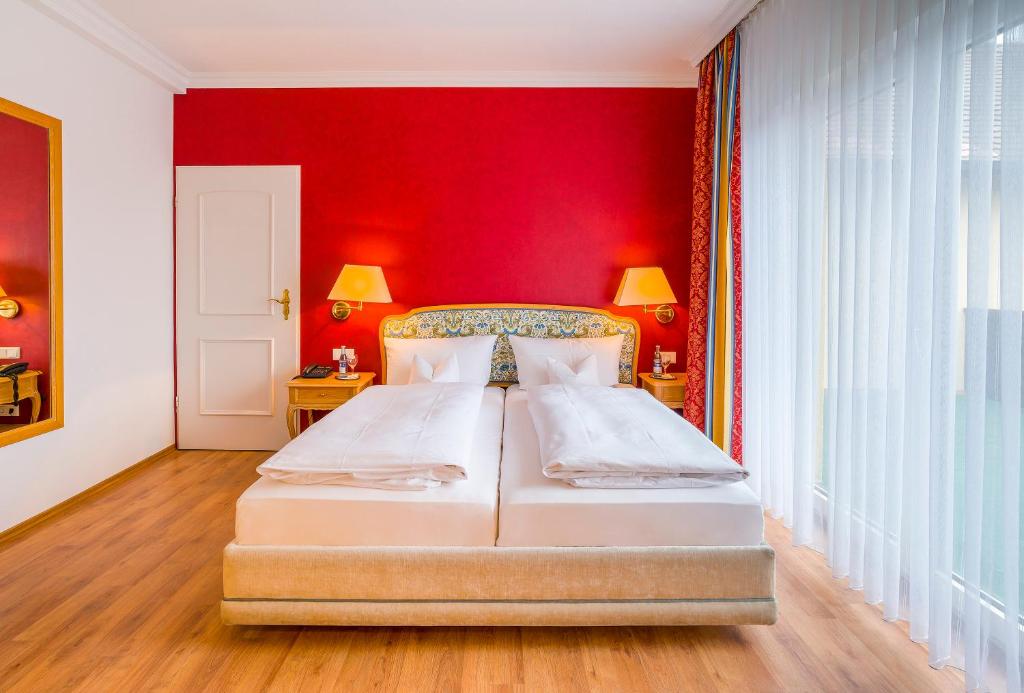 Postel nebo postele na pokoji v ubytování Hotel Krone