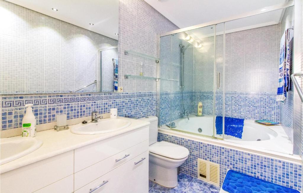 A bathroom at Stunning Apartment In Águilas With Wifi