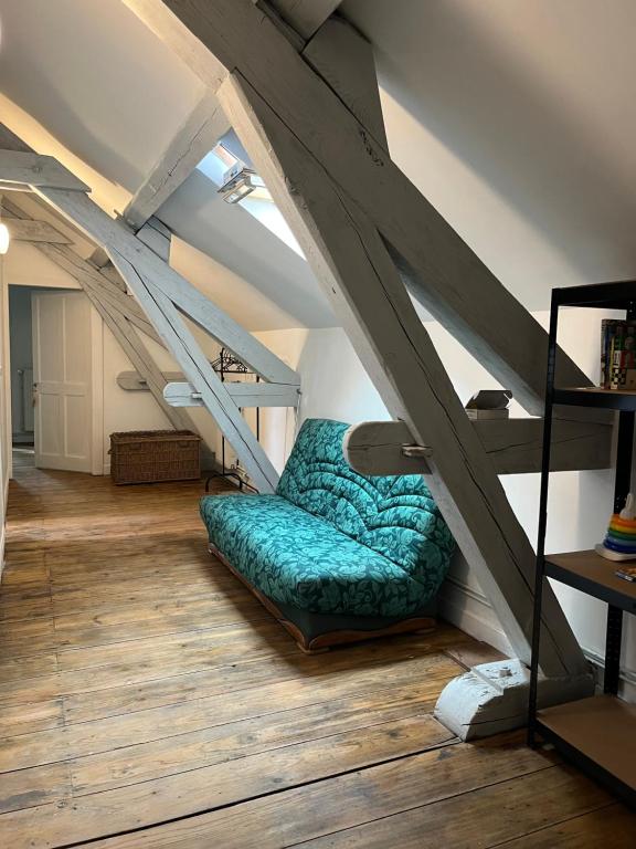 Una habitación con una litera debajo de las escaleras. en Grand appartement à la campagne, en Celles-sur-Plaine