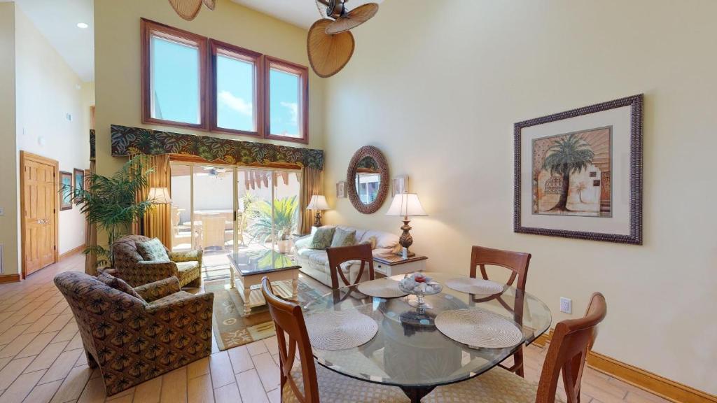 Χώρος καθιστικού στο The Gardens 701 by Tybee Vacation Rentals