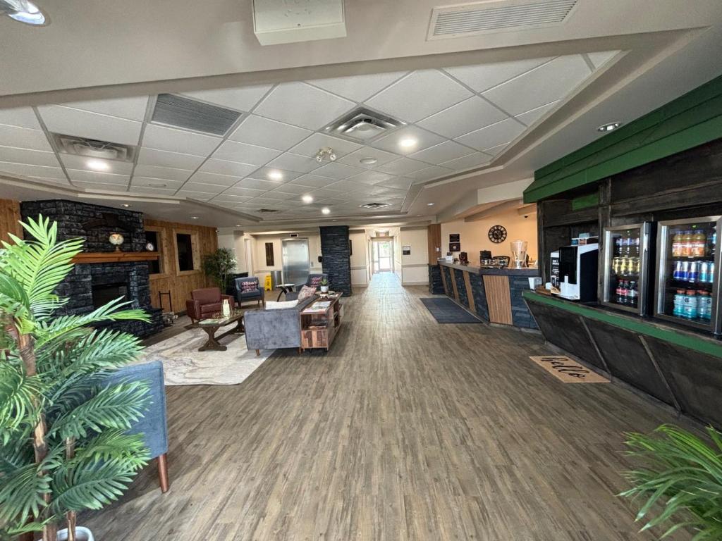 Un restaurante u otro lugar para comer en Ramada by Wyndham Estevan
