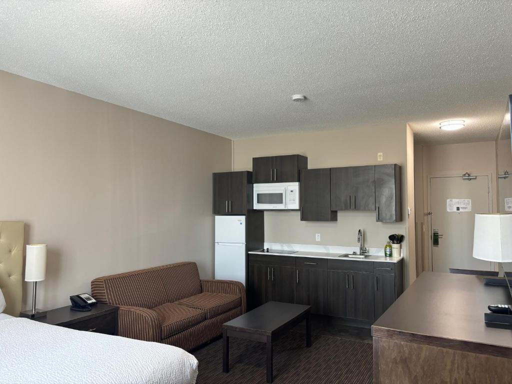 Una cocina o cocineta en Ramada by Wyndham Estevan