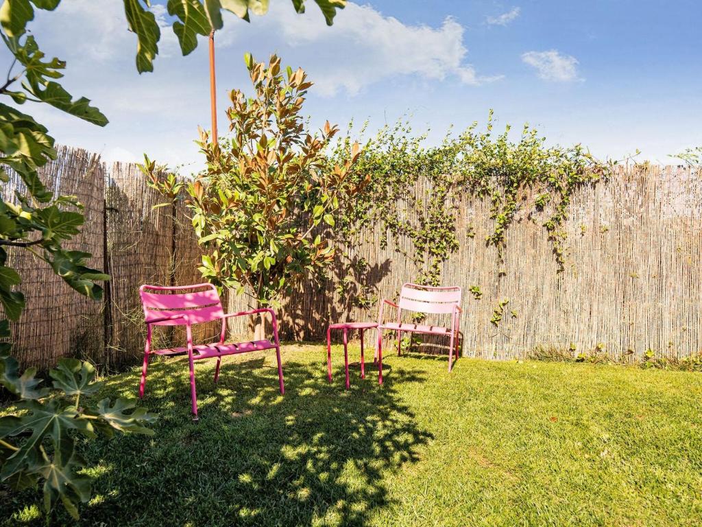 Zahrada ubytování Lively holiday home in Fraga with private pool