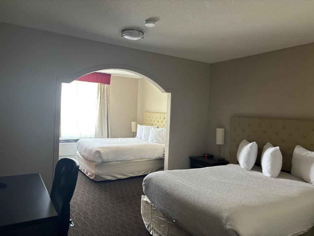 Una cama o camas en una habitación de Ramada by Wyndham Estevan