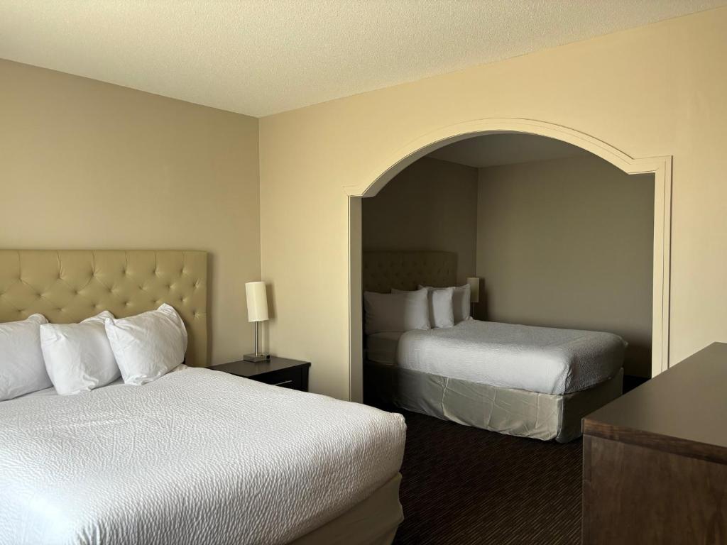 Una cama o camas en una habitación de Ramada by Wyndham Estevan