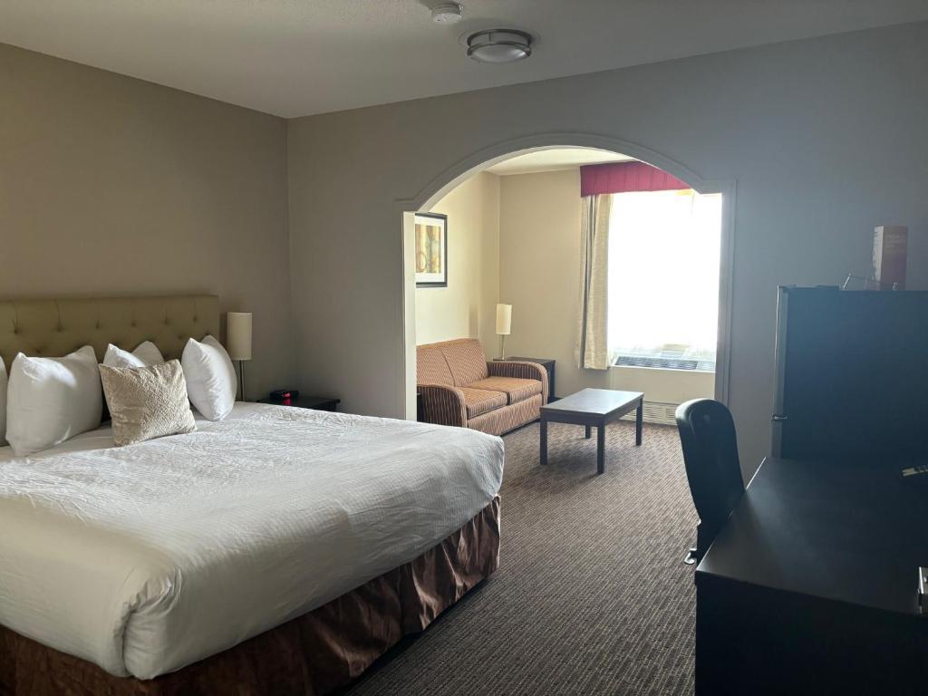 Una cama o camas en una habitación de Ramada by Wyndham Estevan