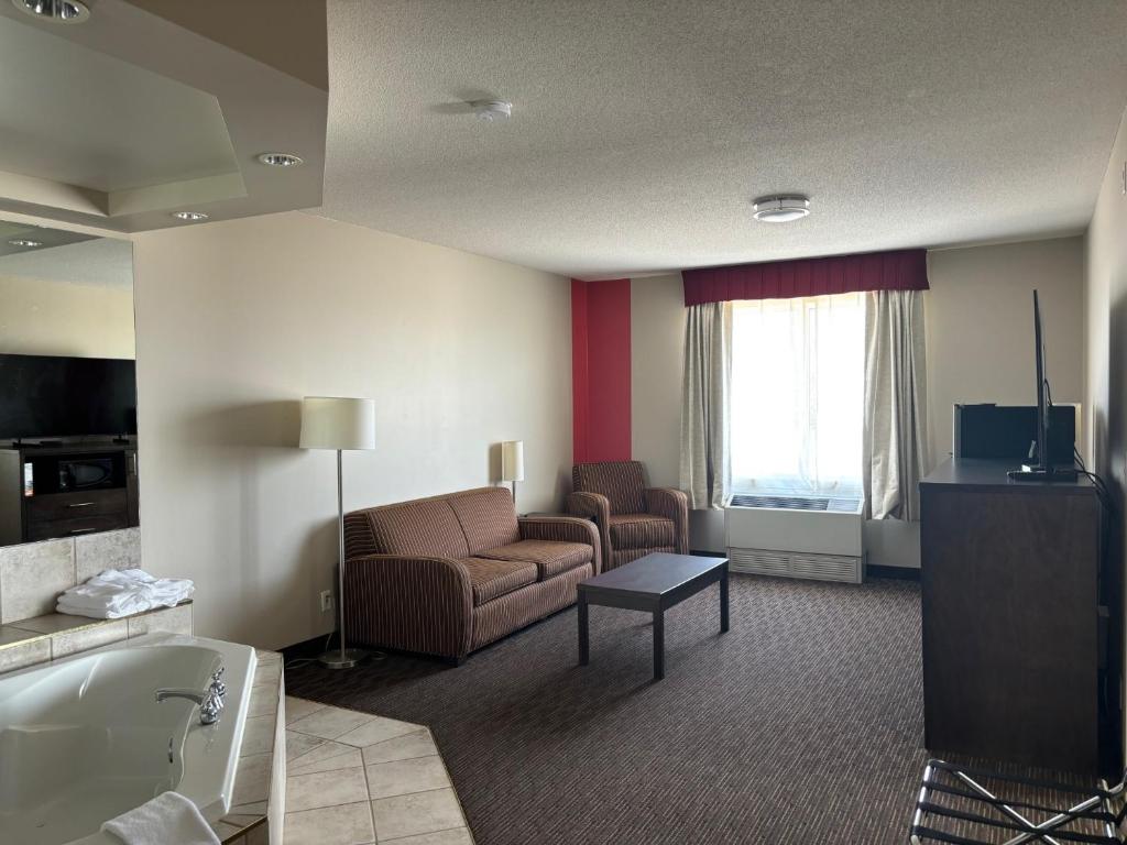 Una televisión o centro de entretenimiento en Ramada by Wyndham Estevan