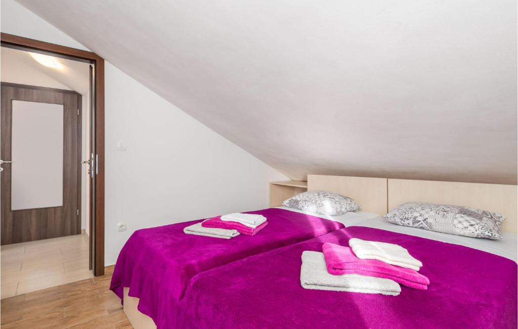 Posteľ alebo postele v izbe v ubytovaní Beautiful Apartment In Rijeka