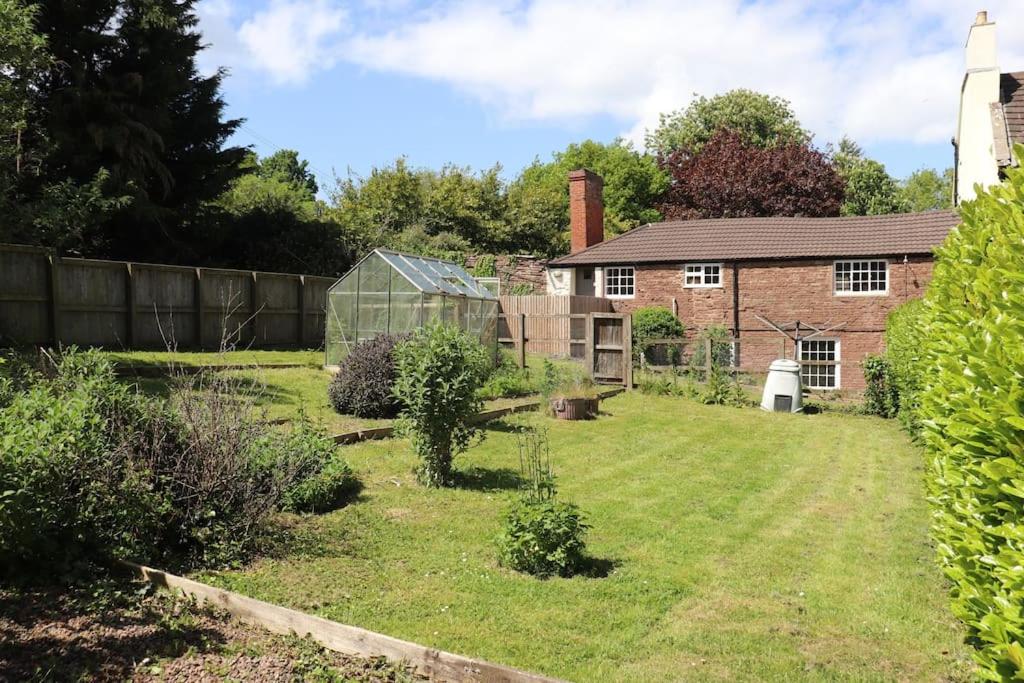 a garden in front of a house at Carefree Cottage in Marstow
