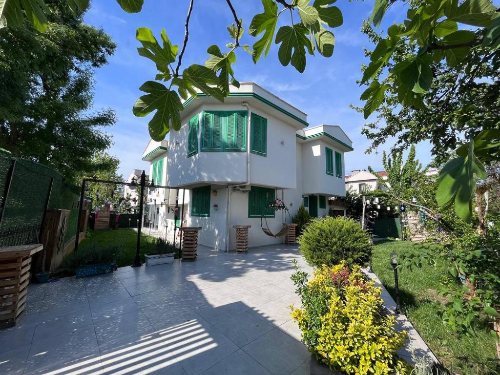 Zahrada ubytování Yeşil Panjurlu Bahçeli Villa