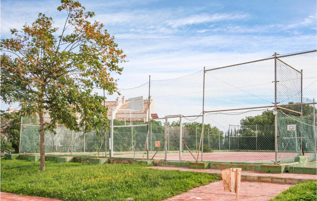 Tenis alebo squash v ubytovaní 3 Bedroom Nice Apartment In Santa Pola alebo jeho okolí