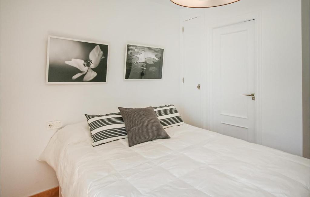 Posteľ alebo postele v izbe v ubytovaní 3 Bedroom Nice Apartment In Santa Pola