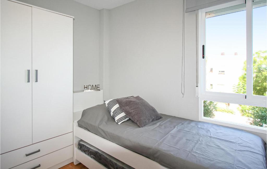Posteľ alebo postele v izbe v ubytovaní 3 Bedroom Nice Apartment In Santa Pola
