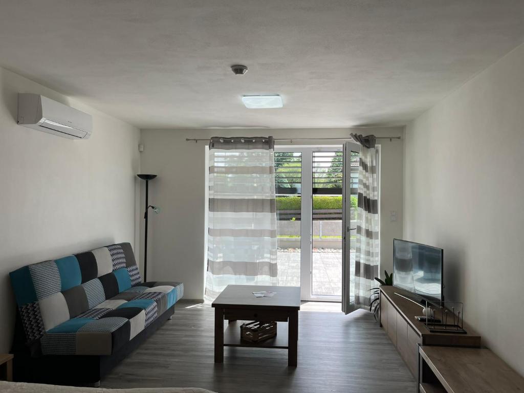 TV a/nebo společenská místnost v ubytování Apartmány u Romany