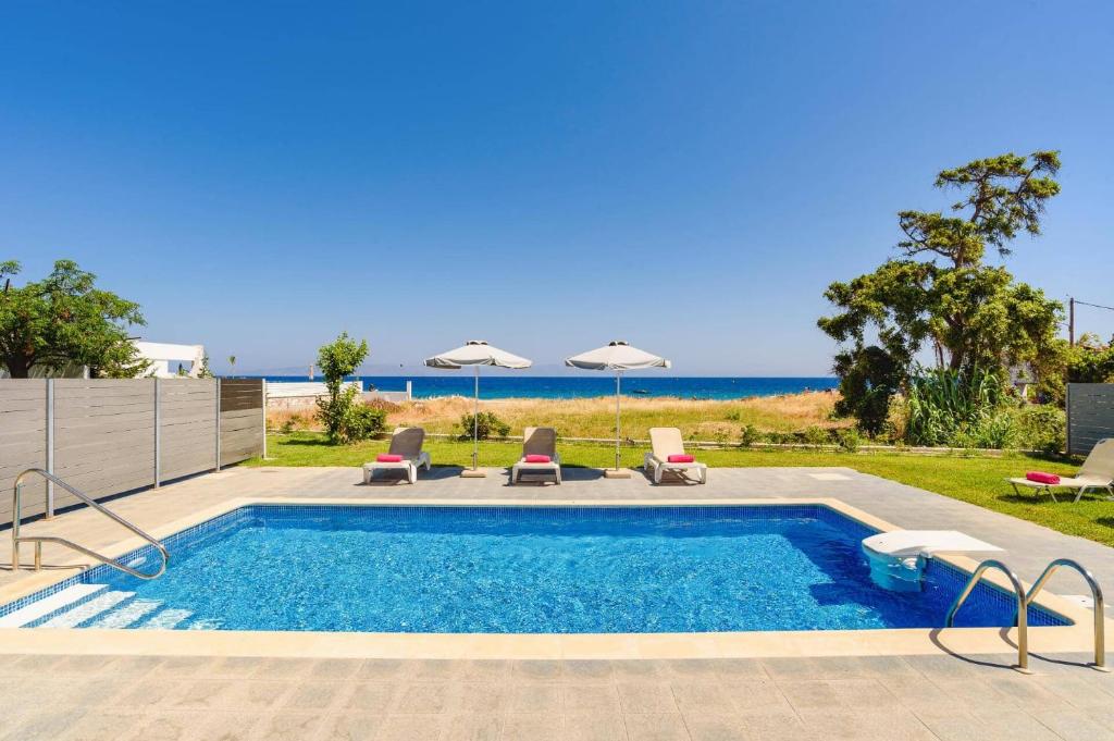 Bazén v ubytovaní Villa Rhodes Sea View by Villa Plus alebo v jeho blízkosti