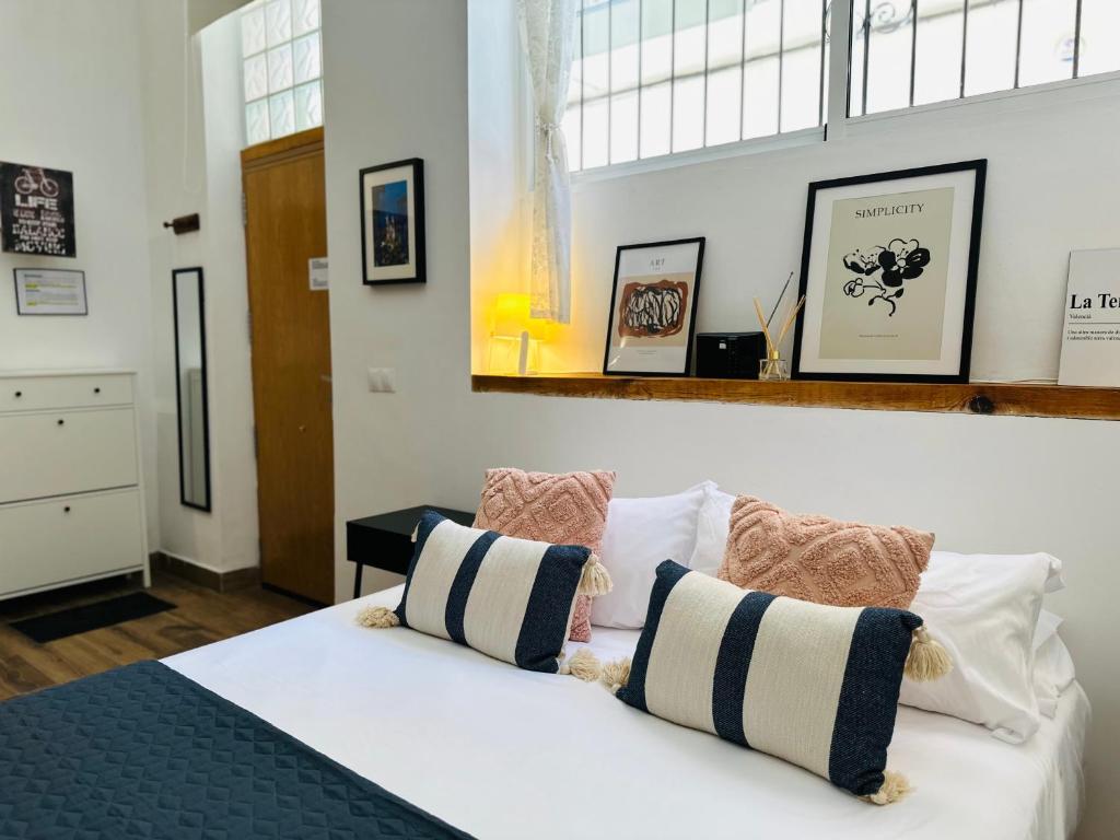 Postel nebo postele na pokoji v ubytování LOFT 55 m Nuevo, estudio con techo alto en Alicante Centro