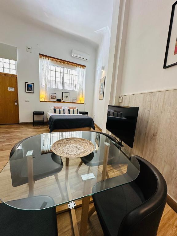 TV a/nebo společenská místnost v ubytování LOFT 55 m Nuevo, estudio con techo alto en Alicante Centro
