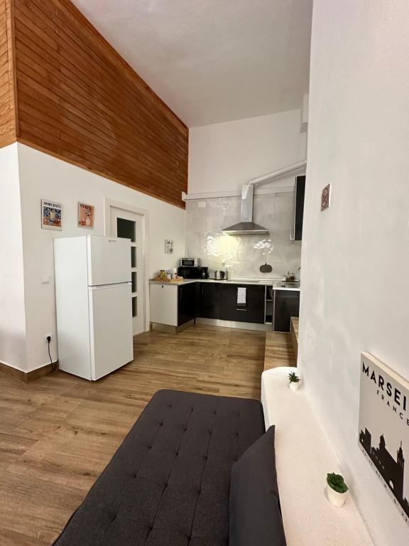 Kuchyň nebo kuchyňský kout v ubytování LOFT 55 m Nuevo, estudio con techo alto en Alicante Centro