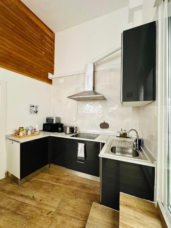 Kuchyň nebo kuchyňský kout v ubytování LOFT 55 m Nuevo, estudio con techo alto en Alicante Centro