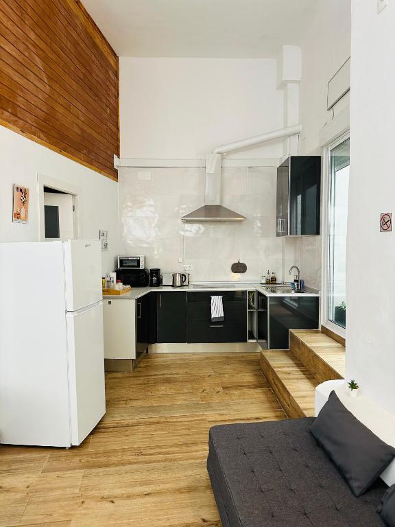 Kuchyň nebo kuchyňský kout v ubytování LOFT 55 m Nuevo, estudio con techo alto en Alicante Centro