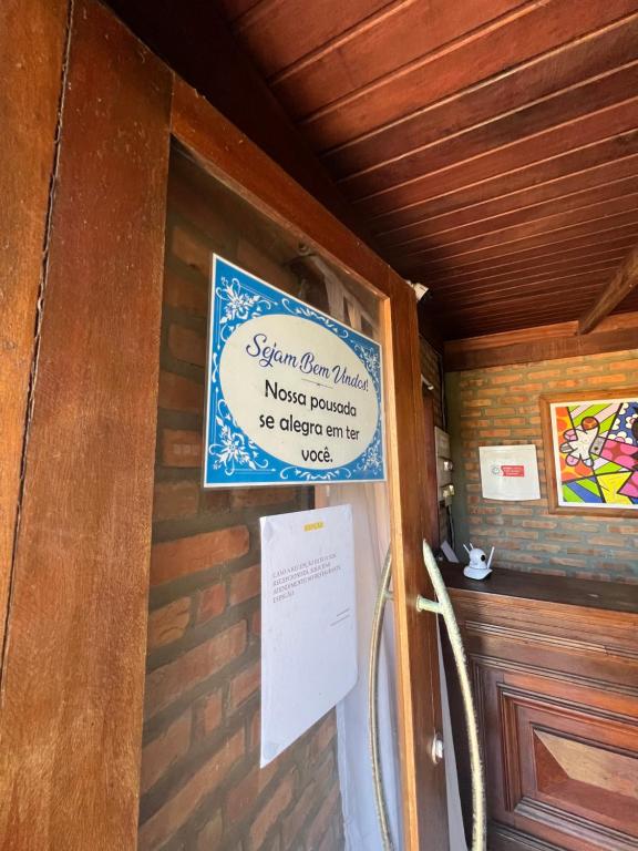 Um certificado, prêmio, placa ou outro documento exibido em Olinda Pousada