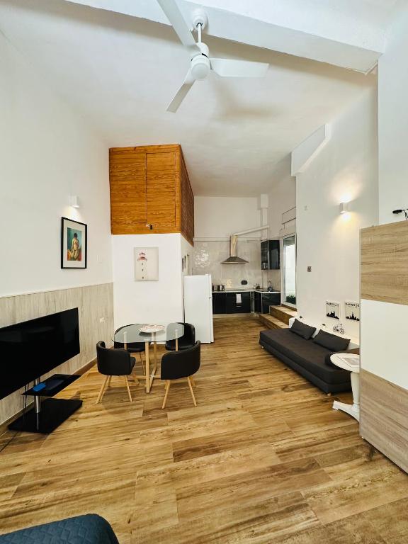 Posezení v ubytování LOFT 55 m Nuevo, estudio con techo alto en Alicante Centro