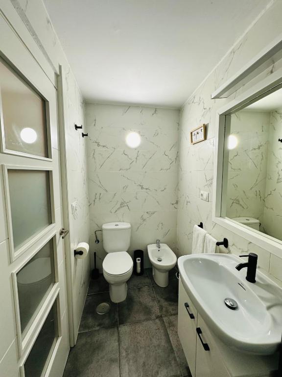 Koupelna v ubytování LOFT 55 m Nuevo, estudio con techo alto en Alicante Centro