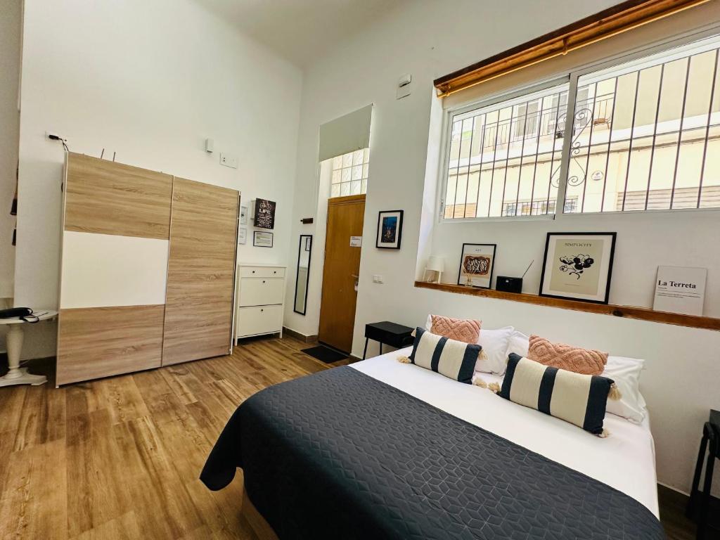 Postel nebo postele na pokoji v ubytování LOFT 55 m Nuevo, estudio con techo alto en Alicante Centro