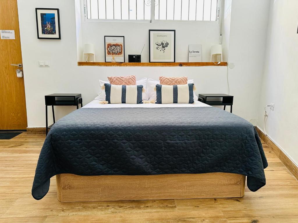 Postel nebo postele na pokoji v ubytování LOFT 55 m Nuevo, estudio con techo alto en Alicante Centro