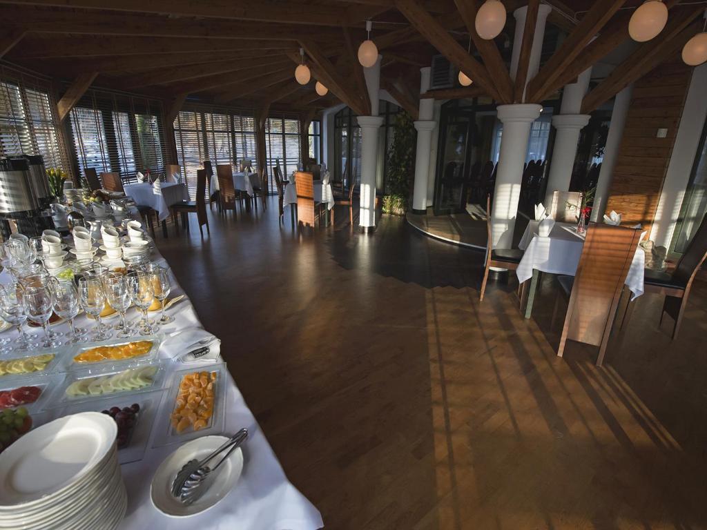 Restauracja lub miejsce do jedzenia w obiekcie Warmia Park