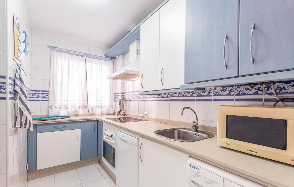 A kitchen or kitchenette at 2 Bedroom Nice Apartment In Torrox