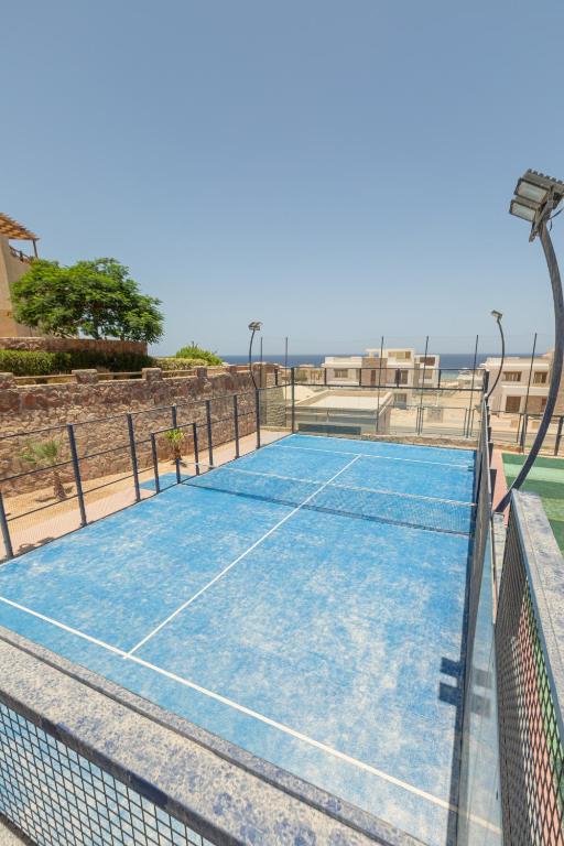 Tenis a/nebo squash v ubytování Azzurra Sahl Haseesh nebo okolí