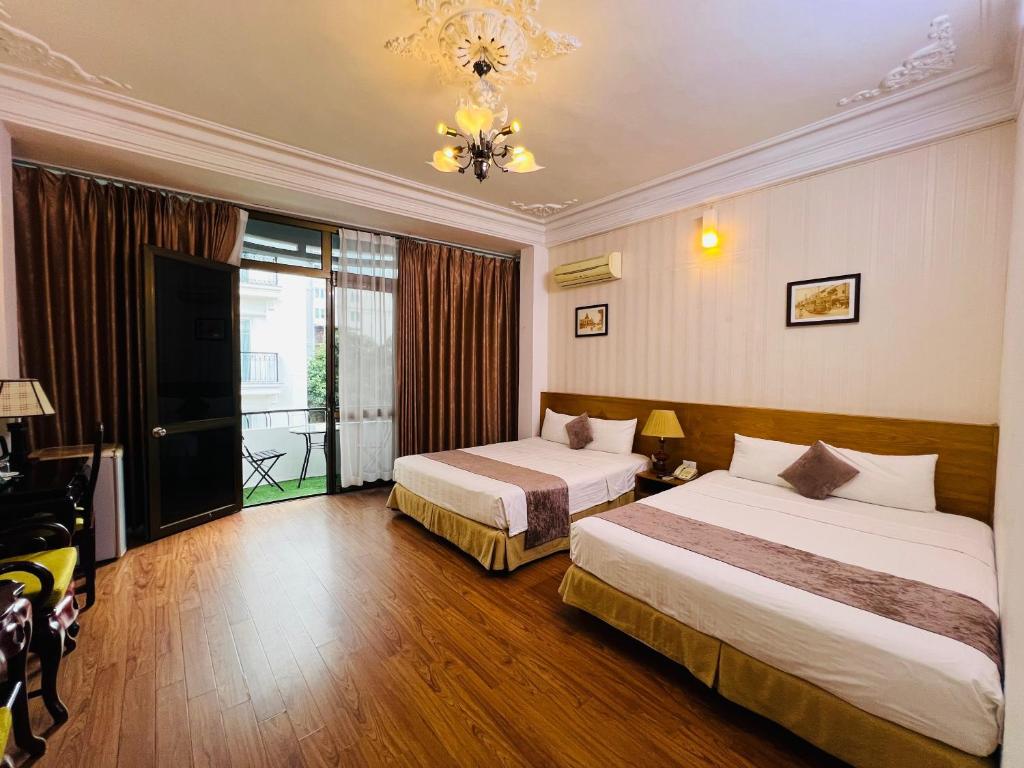 Postel nebo postele na pokoji v ubytování Hanoi Win Hotel & Travel