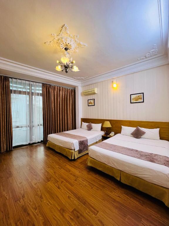 Postel nebo postele na pokoji v ubytování Hanoi Win Hotel & Travel