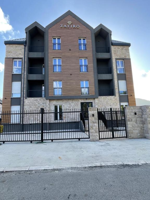 un edificio de apartamentos con una valla delante en Zafiro 27 Kolašin, en Kolašin