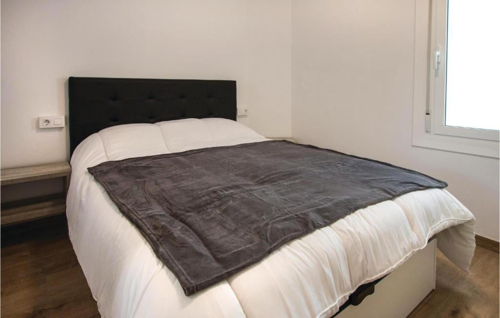 Postel nebo postele na pokoji v ubytování Cozy Apartment In Blanes With Wifi