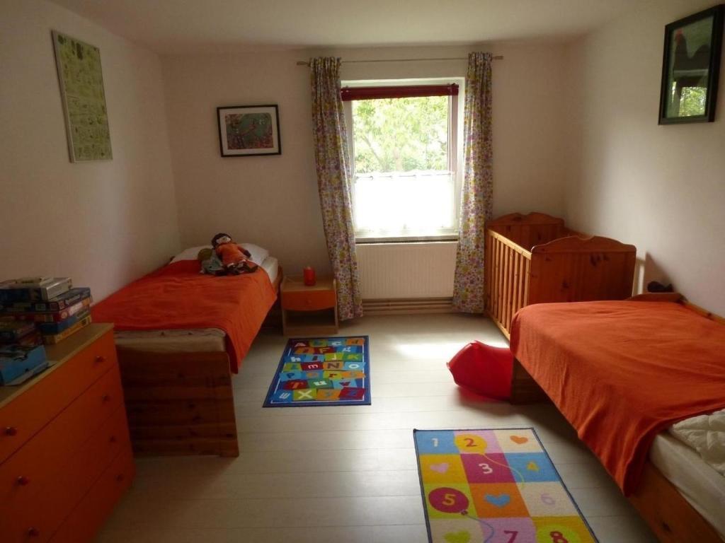 una camera da letto con due letti e una finestra di Ferienwohnung in Vorland mit Grill und Garten a Vorland