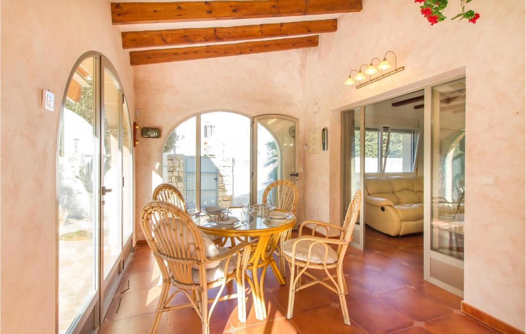 Posezení v ubytování Lovely Home In Dénia With Kitchen