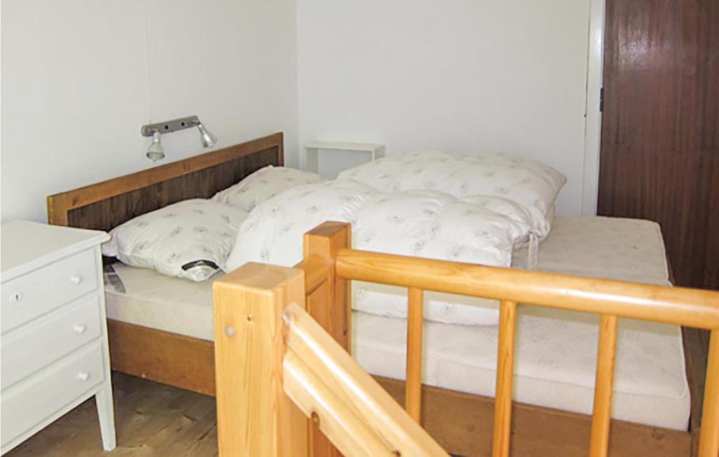 Postel nebo postele na pokoji v ubytování Stunning Home In Svaneke With 3 Bedrooms