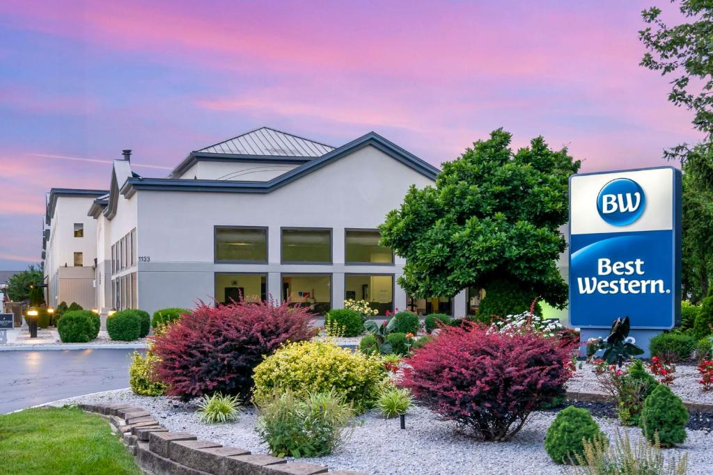Κήπος έξω από το Best Western Suites Columbus
