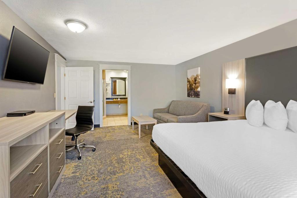 TV a/nebo společenská místnost v ubytování Best Western Plus Weston Inn