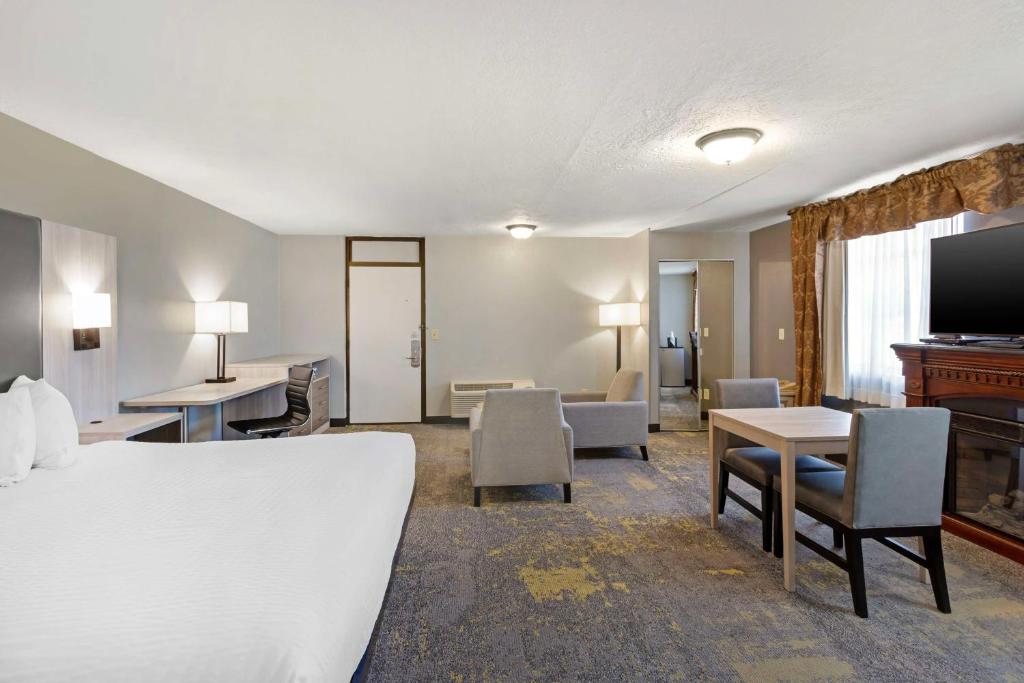 TV a/nebo společenská místnost v ubytování Best Western Plus Weston Inn