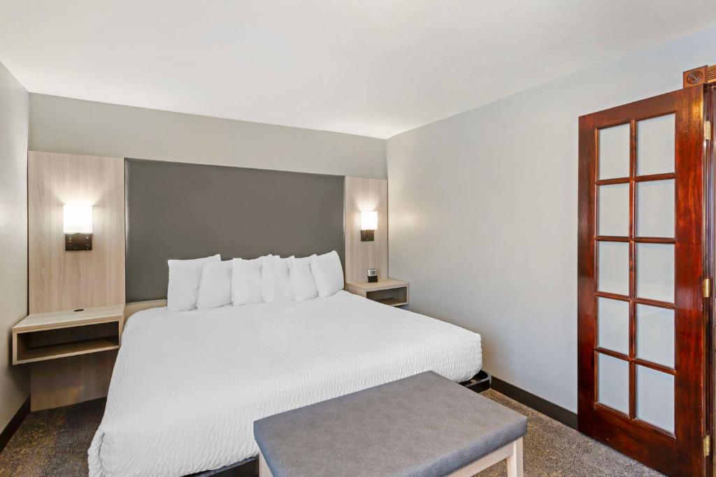 Postel nebo postele na pokoji v ubytování Best Western Plus Weston Inn