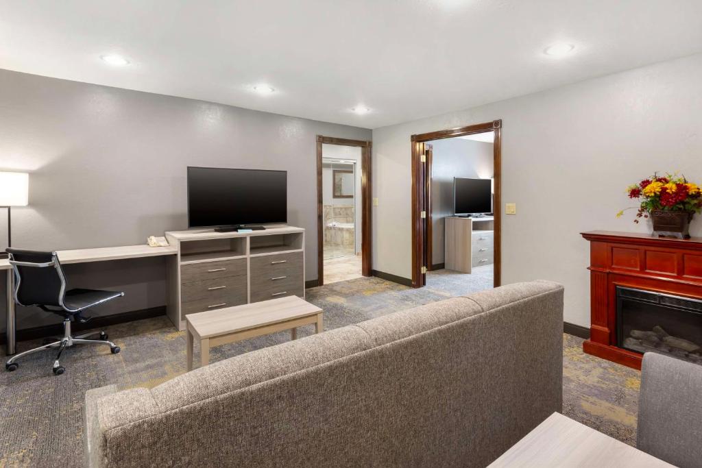 TV a/nebo společenská místnost v ubytování Best Western Plus Weston Inn